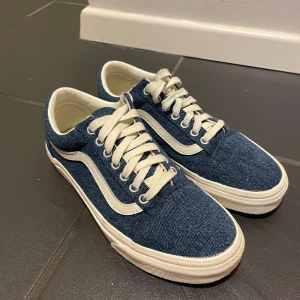 Vans denim  - Säljer mina Vans i denim blue som bara är använda enstaka gånger 💕 säljs utan kartong, storlek 38,5 💕nypris 799 nu 400 kr exklusive frakt