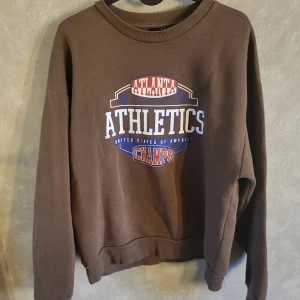 Brun sweatshirt från Gina Tricot - Säljer en brun sweatshirt från Gina Tricot i storlek S. 