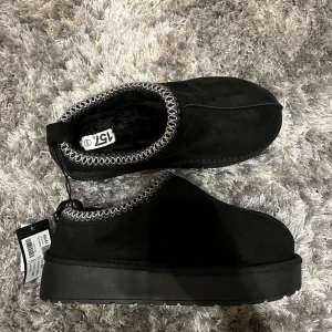 Svarta skor med stickad kant - Snygga svarta uggsliknande skor som är helt slutsålda. De är i storlek 40/41