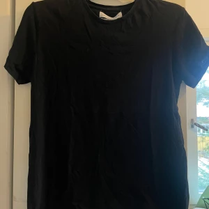 Svart t-shirt från Zara - Säljer en svart t-shirt från Zara Essentials med relaxed fit. Perfekt för en avslappnad stil. Storlek M i fint skick! 
