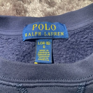 Ralph lauren tröja - Raffe tröja (skick 9/10) använd en gång. Nypris 1295, mitt pris 420!?kr.  Hör av er frågor Oså vidare. Köpt på kidsbrandstore storlek 14-16år‼️