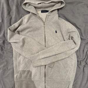 Säljer en Grå zip hoodie som är 9/10 skick. Inga skador men lite använd. STORLEK S