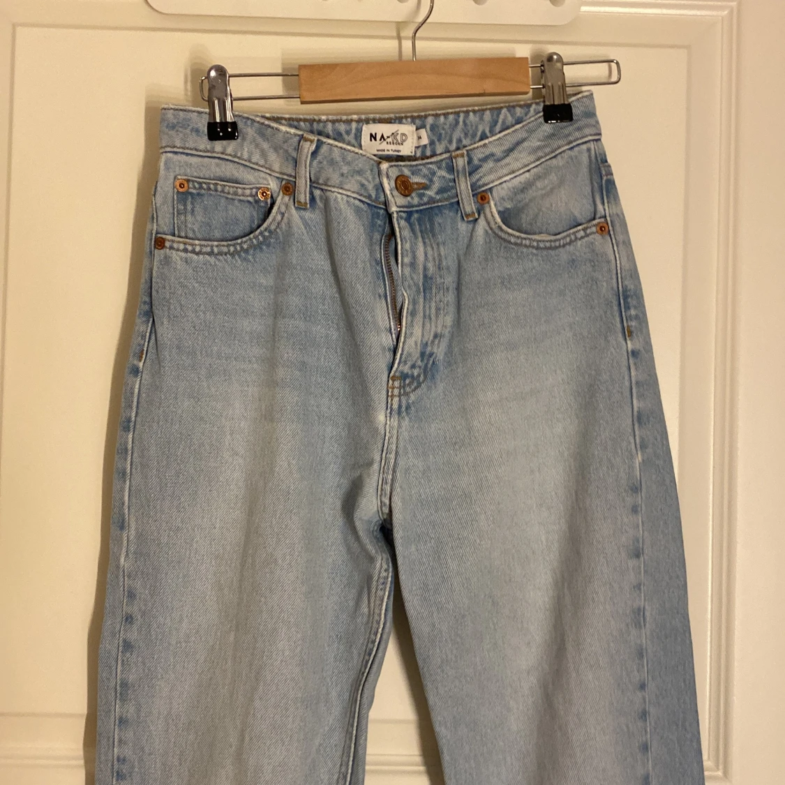 Ljusblå jeans från NA-KD