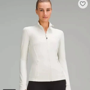 Lululemon  - Säljer denna kofta från Lululemon skriv för fler bilder