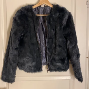 Pälsjacka - Blå/grå pälsjacka från lindex storlek 158-164 men passar xs! Bra skick
