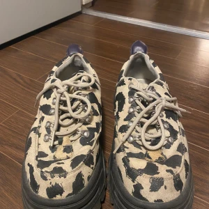 Eytys leopard  - Ett par eytys i svart vit leopard mönster. Storlek 38. Bra skick, en hem sula. Har använts så kan behöva avtorkas för att fräschas upp. Går att pruta vid snabb affär. 