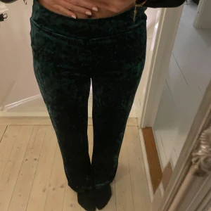 Gröna sammetbyxor - Snygga gröna byxor i sammet med en elegant och mjuk känsla. Perfekta för att ge en lyxig touch till din outfit. Byxorna har en rak passform och är midwaist.