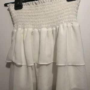 Vit kjol från Chelsea - Säljer en superfin vit volangkjol från Chelsea i storlek XS. Använd fåtal gånger, så mycket bra skick🤍