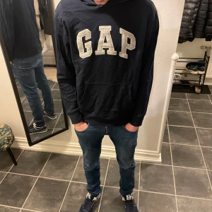  GAP hoodie  - Säljer nu min snygga gap hoodie som tyvärr inte kommer till så mycket andvändning buda gärna