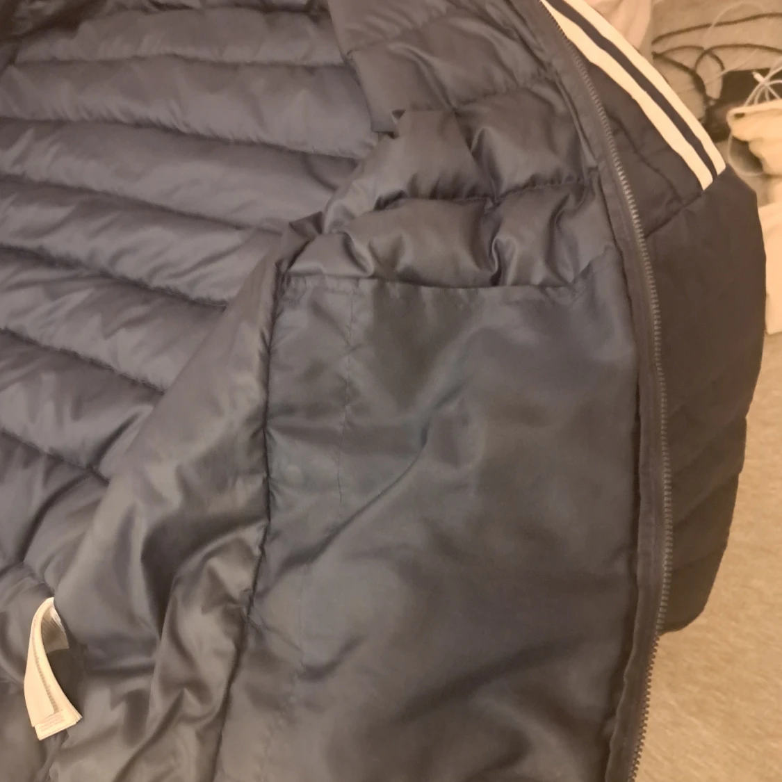 Mörkblå Adidas pufferjacka - 90