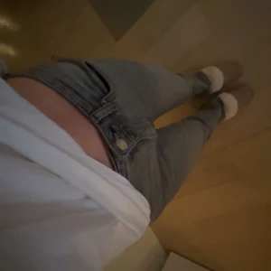 Grå jeans - Ljus gråa jeans från Gina tricot. Storlek 34 . Jag är ungefär 167 och är bra i längd på mig. Sitter precis under naveln i midjan 