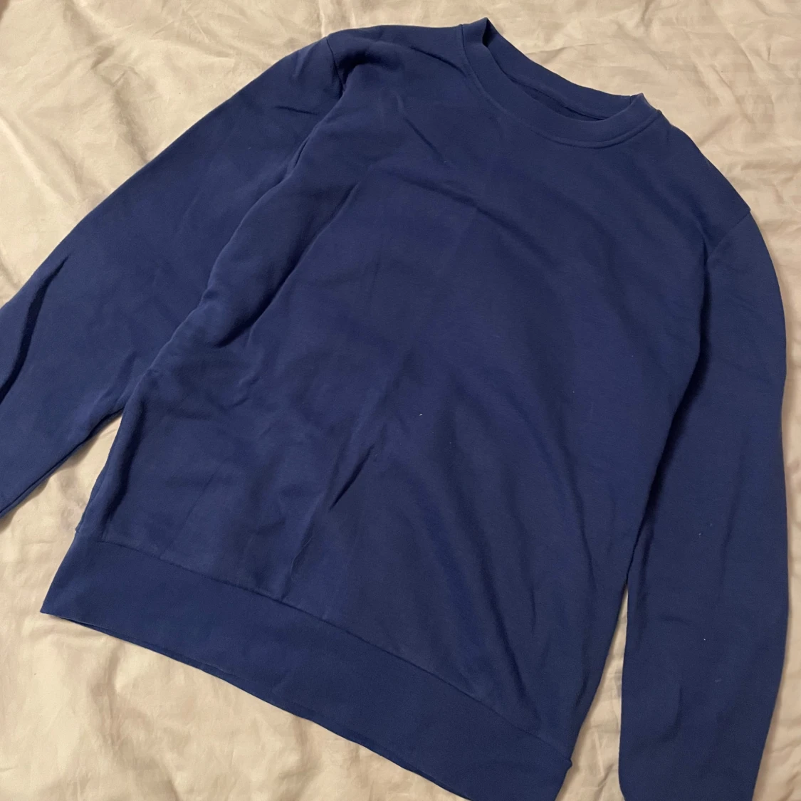 Mörkblå sweatshirt