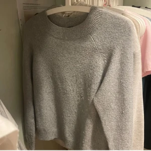 Stickad tröja  - Säljer min stickade tröja från Vera Moda i storlek XS🤍 Andvänt den några gånger högst, lite små doptig men kan lätt tas bort. Köpt för 249kr
