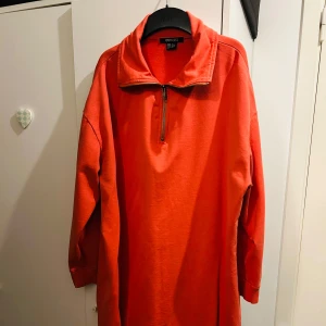 Korall tröja med dragkedja från Esmara - Säljer en snygg korall tröja från Esmara med dragkedja vid halsen. Tröjan har långa ärmar och en avslappnad passform, perfekt för en casual look. Passar bra till både jeans och leggings.