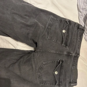 Grå jeans från lager 157 - Snygga grå jeans från lager 157 i storlek S. Klassisk design med fem fickor och knappgylf. Använda för länge sedan. Jag säljer för att de är för små 