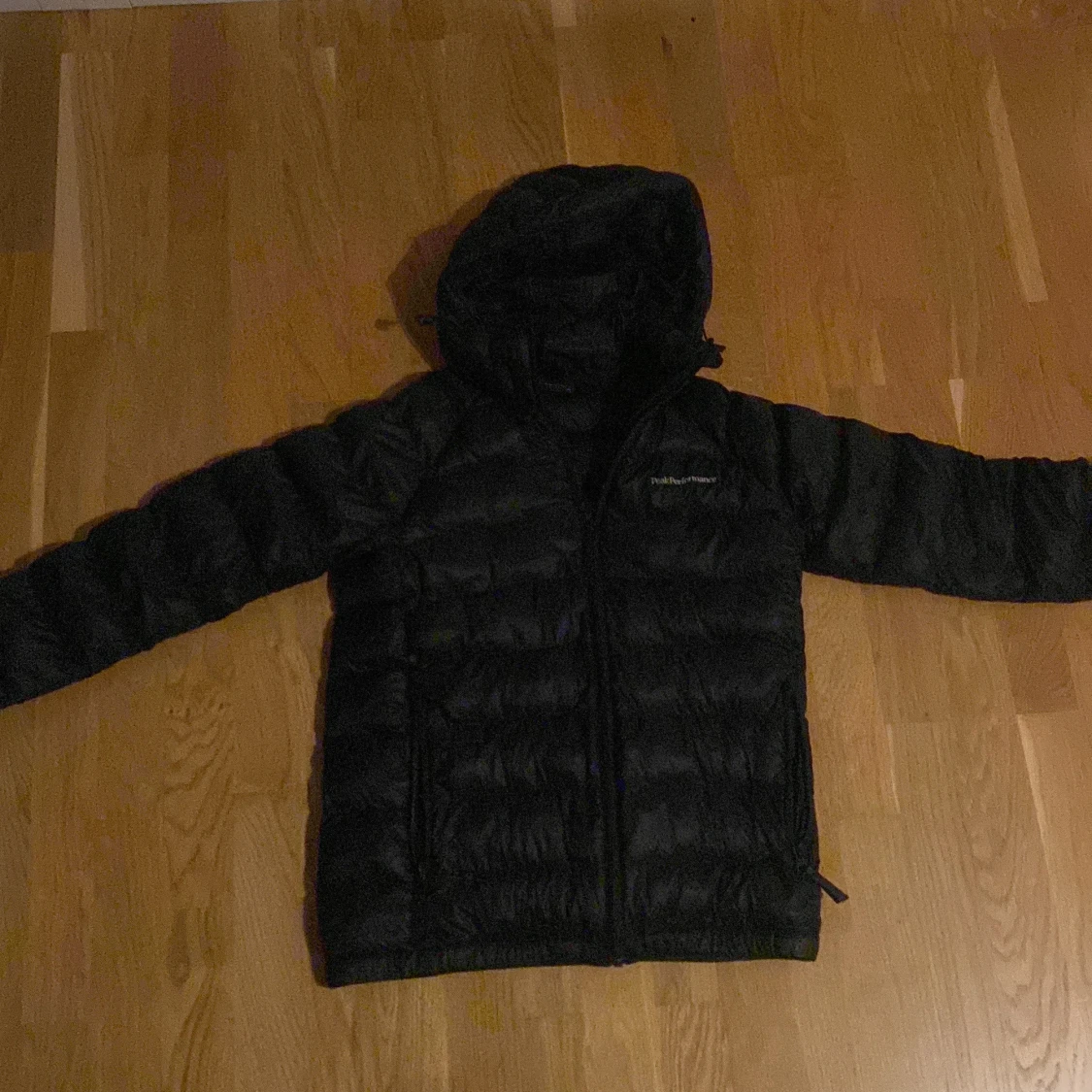 Svart dunjacka från Peak Performance
