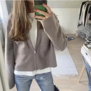 Beige jacka med dragkedja - As snygg cardigan från Åhléns🥰 Nyskick med prislapp kvar, köpt för 599. Samma modell som på första bilden men vit ist för grå  