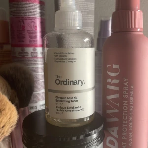 Glycolic Acid 7% Exfoliating Toner från The Ordinary - Säljer en flaska Glycolic Acid 7% Exfoliating Toner från The Ordinary. Denna toner är perfekt för att exfoliera huden och ge en fräsch känsla. Flaskan är på 100 ml och har en praktisk skruvkork. Perfekt för daglig användning efter rengöring. Passar alla hudtyper. 
