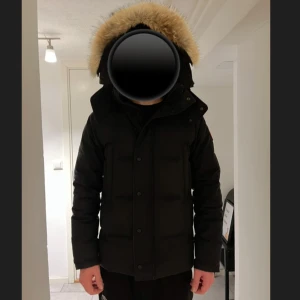 Canada goose vinterjacka wyndham parka - Säljer min Canada Goose i bra skick. Jackan har en huva med päls. Perfekt för kalla vinterdagar:)