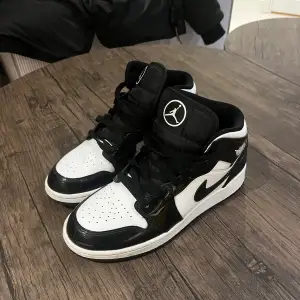 Säljer ett par snygga svartvita Nike Air Jordans i mycket bra skick. Skorna har en klassisk design med svart snörning och den ikoniska Air Jordan-loggan på sidan. Perfekta för både vardag och fest!