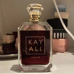 Kayali Vanilla 28 Parfym - Perfekt för dig som älskar varma och söta dofter. Flaskan rymmer 100 ml men är använd som ni ser på bilden. Passar både till vardags och fest. En riktig favorit för alla vaniljälskare! Nypris för denna storlek ligger på ca 1200kr