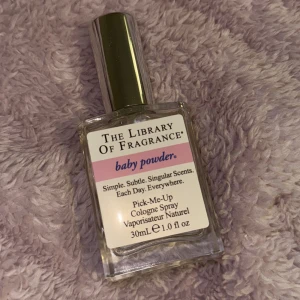 Baby Powder Cologne från The Library of Fragrance - Säljer en 30 ml flaska av The Library of Fragrance's Baby Powder cologne. Finns kvar 60% av flaskan. Luktar exakt som baby jonson puder