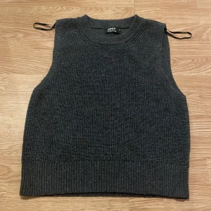 Stickad väst - Köpt på second hand men har aldrig använt den. Skriv gärna om man har frågor!