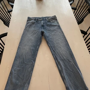  G-Star RAW TYPE 49 - Säljer ett par blå jeans från G-Star RAW, modell Type 49. De har en avslappnad straight passform och klassisk design med fem fickor. Perfekta för en casual look. Nypris 1299kr. 