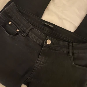 Lågmidjade svarta byxor  - Säljer mina jätte snygga lågmidjade byxor❤️ kom privat för fler bilder och mått!!