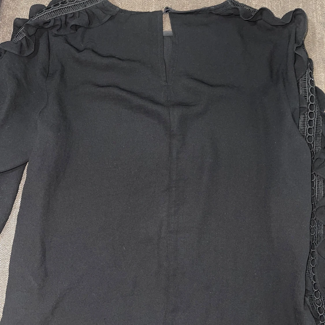 svart blus med volangdetaljer - 91