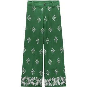 Gröna byxor med broderi från Zara  - Snygga gröna Linen blend byxor från Zara med vitt broderi. 