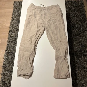 Beige linnebyxor Tiger of sweden Storlek 50, passar till storlek 46-48 - Säljer ett par bekväma beige linnebyxor med snörning i midjan. Skrynkliga på bilden men behövs endast strykas. 