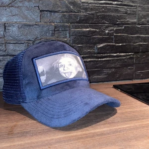 Blå keps med nät och tryck - Snygg blå keps med nätpaneler och ett coolt tryck framtill. Perfekt för en avslappnad stil. Och trycket på Albert Einstein.