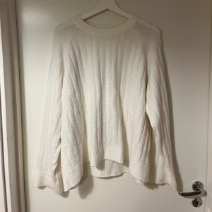 Vit stickad tröja  - Säljer en mysig vit stickad tröja från 157. Tröjan har en ribbad struktur och långa ärmar, perfekt för kyliga dagar. Den är i storlek M och passar bra till både vardag och avslappnade tillfällen.