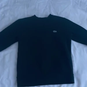 Lacoste tröja  - Helsvart Lacoste tröja, storlek S, skick 8,5/10, ny pris 1000kr