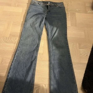 Blå jeans  - Säljer ett par super fina jeans från monki💕 dom är bootcut och midjemåttet är 80💕