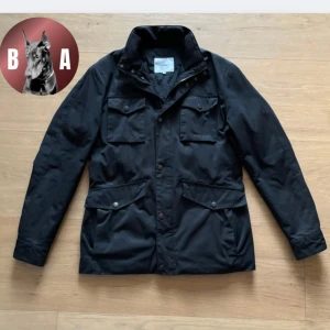 Svart Field Jacka - Skön Jacka från bläck | Storlek S | Skick 7/10 | Finns lite tecken på användning| Nypris 1799kr vårt pris 249 kr | Hör av dig vid frågor eller funderingar✌️