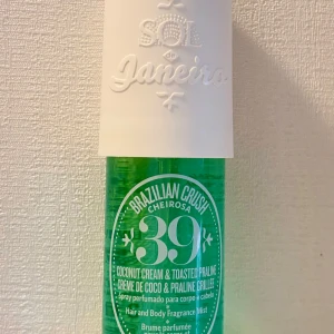 Cheirosa 39 Fragrance Mist by Sol de Janeiro 90 ml - En fantastisk doft från Sol de Janeiro som var limited edition och tyvärr inte går att köpa längre. 90 ml, knappt använd. Se bilder för kvaravarande mängd samt beskrivning av hur den doftar. 