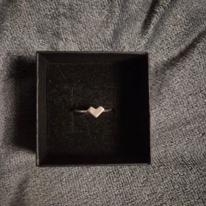 Silver ring hjärta  - GRATIS GÅVA MED VARGE ORDER!! Supertrendig stockholmsstil tjejer, ring silver. Vinter ring silver smycke. Gjord av stål, jag svarar och skickar alltid snabbt!