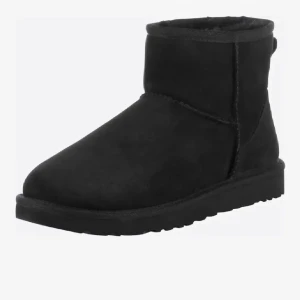 Svarta boots i mocka - Snygga och bekväma uggs (äkta). Perfekta för kyligare dagar. Skriv privat för egna bilder🙂