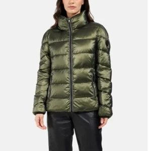 Grön pufferjacka - Intressekoll på min supersnygga gröna pufferjacka med dragkedja. Köpt i höst och mycket sparsamt använd, inga tecken på användning. Nypris ca 3000kr