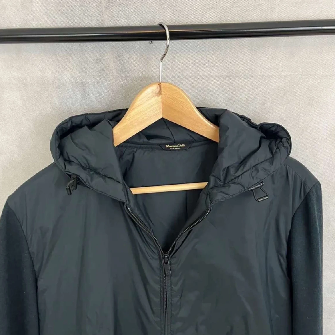 Svart jacka med huva från Massimo dutti - 90