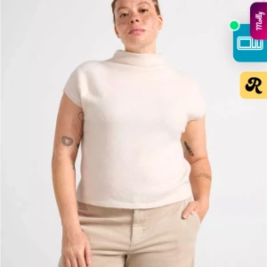 Beige polotopp - Snygg beige polotopp med korta ärmar. Perfekt för en stilren look, passar bra till både jeans och kjol. Enkel och elegant design som funkar året runt. Använd endast 1 gång! Passar även X/S och M