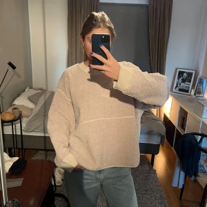 Beige oversized tröja - Mysig beige teddy tröja med en oversized passform från Carin Wester! Lite nopprig på insidan men det är inget som syns eller känns.