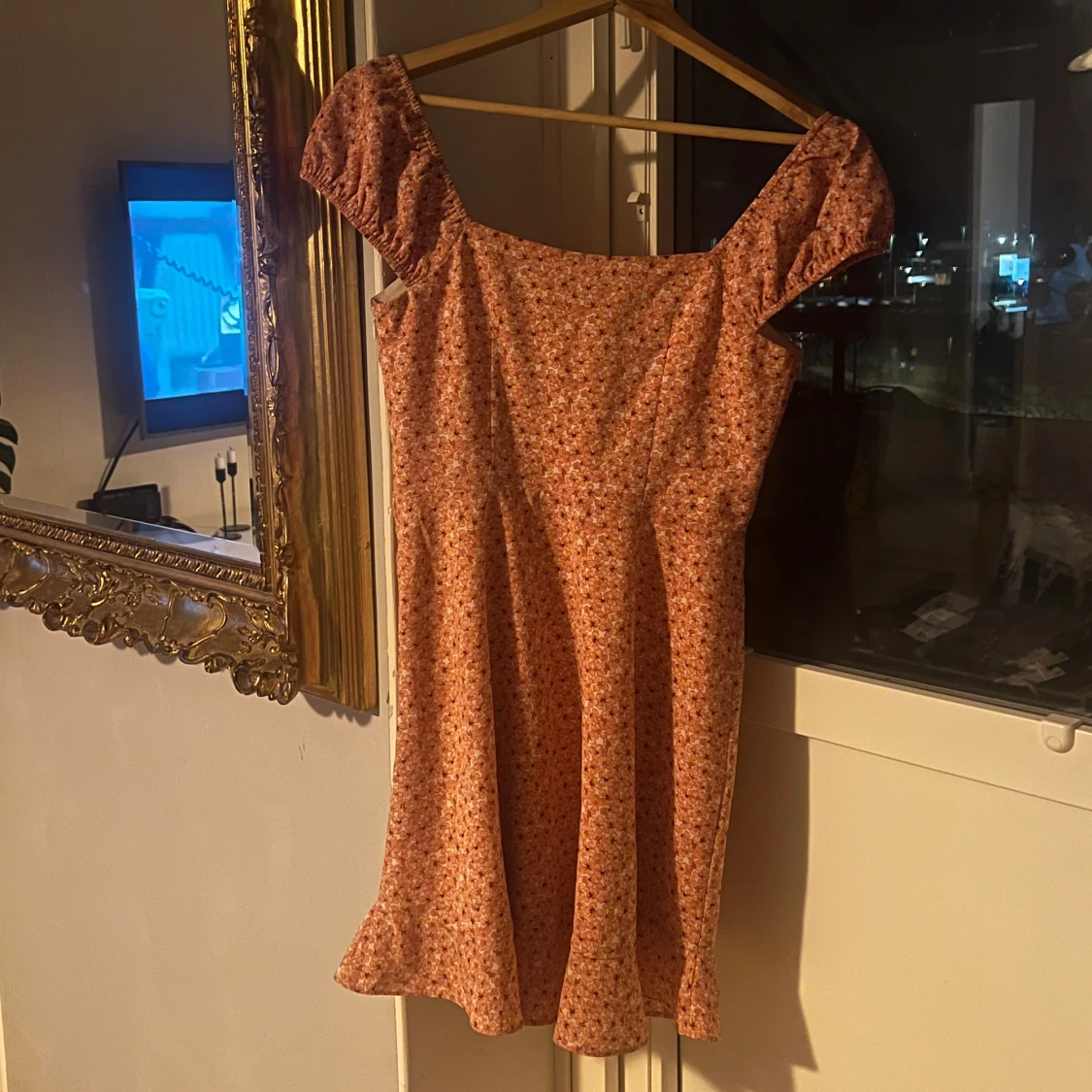 Blommig klänning med korta ärmar - 90