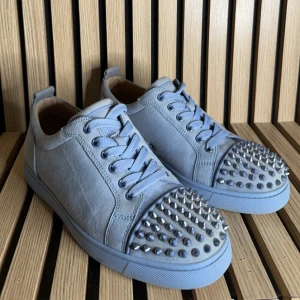 Christian Louboutin Skor herr - Christian Louboutin Baby Blue Otroligt fina skor, bör ses i verkligheten.  -Storlek: 40,5 (Passar 40-41,5) -Skick: 9/10 -Nypris ~ 12000kr -Pris: 4400kr -Frakt: Hemlevererat Spårbart📦   Tveka inte att höra av dig vid minsta frågan!