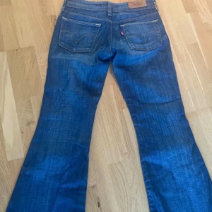 Blå vintage Levis jeans💙 - Säljer mina jättefina Levis jeans💕 säljer dom pga dom är tyvär för långa på mig. Köpte dom för 600kr💕 aldrig använda och i nyskick. Skriv gärna frågor om fler bilder och mått mm. Pris kan diskuteras💕