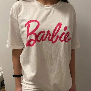 Oversized t-shirt - Säljer denna vita oversized t-shotten med Barbie tryck. Supersnygg till ett par vita byxor eller en kjol. 