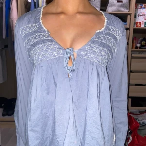 Söt blus från Odd Molly - Gullig blus i linne från Odd Molly, fin modell i storlek S. Inga defekter. Säljer då den inte kommer till användning längre. 🥰