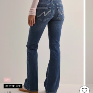Blå jeans från Nelly - Säljer dessa populära blå low waist bootcut jeans från Nelly i bra skick, då dom tyvärr är lite stora💕 dom är otroligt sköna och fina, Innerbenslängden är 79cm, jag är 171 och dom passar bra i längd för mig💕strl 34 men passar säkert 36 också då dom är väldigt stretchiga, köpta för 699kr
